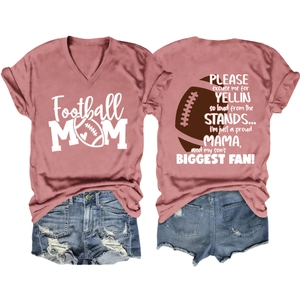 Vue détaillée avant et arrière du t-shirt rose Football Mom col V avec short en jean