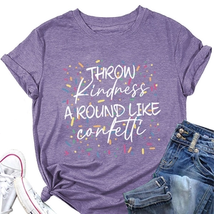 Vue détaillée du t-shirt violet en coton avec imprimé Throw Kindness Around Like Confetti