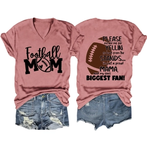 Vue détaillée du t-shirt col en V Football Mom avec texte au dos et tissu en coton doux