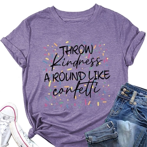 T-shirt violet à manches courtes avec slogan de gentillesse et imprimé confettis colorés