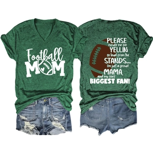 Mise à plat d'un t-shirt col V Football Mom vert et d'un short en jean usé