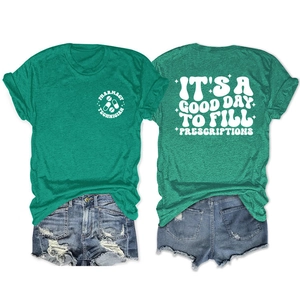 Dettaglio della t-shirt verde mélange Pharmacy Technician con slogan e shorts in denim