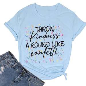 Détail du t-shirt bleu clair avec texte imprimé et design élégant à nœud latéral