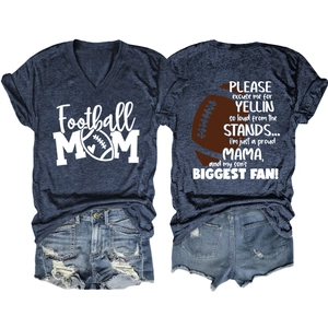 T-shirt Football MOM col en V et short en jean vieilli posés à plat pour un ensemble d'été
