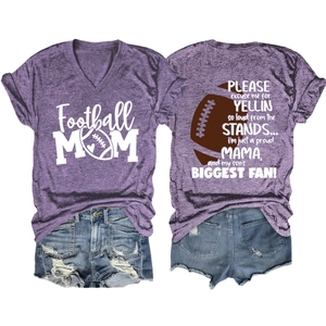 Vue détaillée avant et arrière du t-shirt violet Football Mom et du short en jean