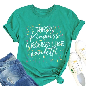 Détail du t-shirt turquoise avec imprimé Throw Kindness Around Like Confetti et jean denim