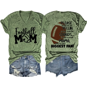T-shirt col V vert olive Football Mom avec short en jean vue avant et arrière