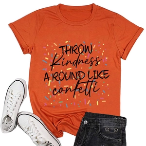 T-shirt orange avec slogan, mini-short en jean et baskets blanches en vue à plat