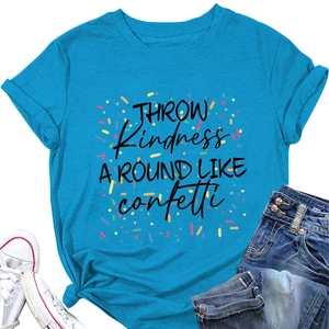 T-shirt en coton bleu sarcelle avec slogan imprimé et short en jean pour un look décontracté
