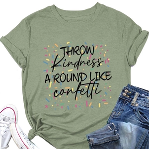 Détail d'un t-shirt vert d'eau avec le slogan Throw Kindness Around Like Confetti