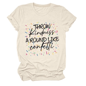 Détail du t-shirt crème montrant l'imprimé Throw Kindness Around Like Confetti