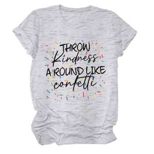 Détail d'un t-shirt gris chiné avec le slogan throw kindness like confetti imprimé