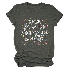 Détail de l'imprimé confettis colorés et du slogan texte sur le t-shirt gris anthracite
