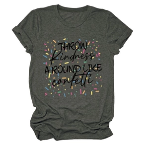 Détail d'un t-shirt gris anthracite avec motif graphique de confettis et lettrage