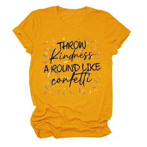 Détail du t-shirt en coton jaune avec imprimé Throw Kindness Around Like Confetti