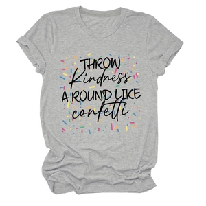Détail de l'imprimé Throw Kindness Around Like Confetti sur t-shirt gris chiné