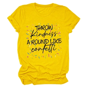 Détail d'un t-shirt jaune avec impression de slogan noir et motif de confettis