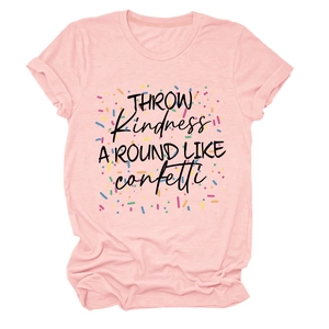 Détail d'un t-shirt en coton rose avec imprimé Throw Kindness et manches à bords roulés