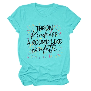 Détail du t-shirt vert menthe avec imprimé Throw Kindness Around Like Confetti et tissu doux