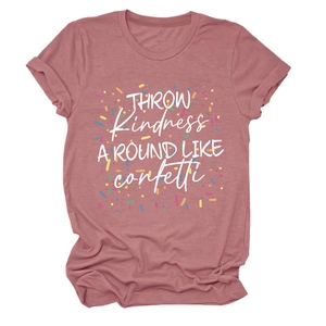 Détail du t-shirt rose avec imprimé Throw Kindness Around Like Confetti et manches retroussées