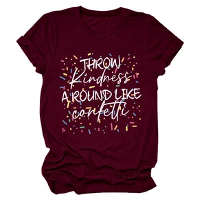 Détail du t-shirt bordeaux avec slogan Throw Kindness Around Like Confetti imprimé