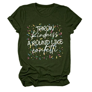 Détail du t-shirt vert forêt avec imprimé Throw Kindness Around Like Confetti