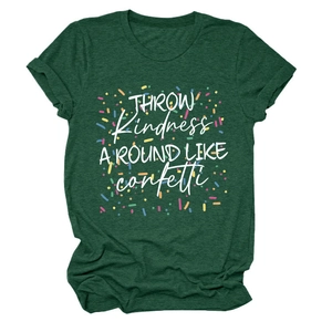 Détail d'un t-shirt vert forêt avec slogan Throw Kindness Around Like Confetti imprimé