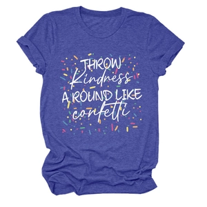 Détail d'un t-shirt en coton bleu marine avec slogan 'Throw Kindness Around Like Confetti'