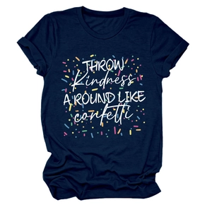 Détail du t-shirt bleu avec imprimé Throw Kindness Around blanc et motifs confettis colorés
