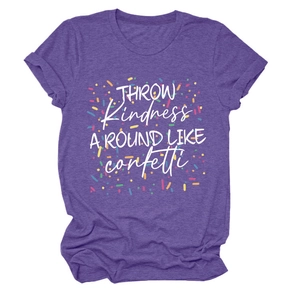 Détail d'un t-shirt violet chiné avec texte inspirant et imprimé confettis colorés