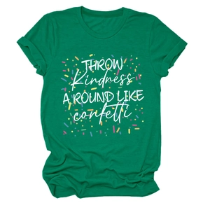 Détail du t-shirt vert à col rond avec imprimé Throw Kindness Around Like Confetti