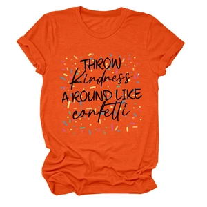 Gros plan du t-shirt orange avec motif imprimé Throw Kindness Around Like Confetti