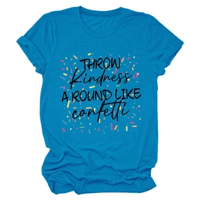 Vue détaillée du t-shirt bleu en coton avec le motif coloré 'Throw Kindness Around'