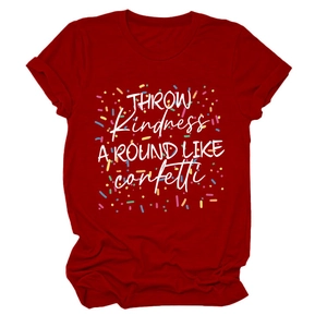Détail du t-shirt rouge avec l'imprimé Throw Kindness Around Like Confetti et tissu en maille