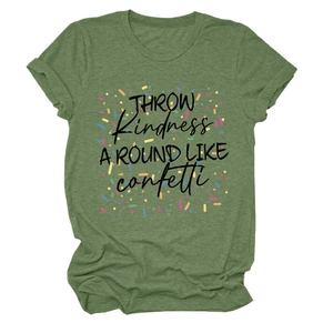 Gros plan d'un t-shirt vert olive avec motif Kindness confetti et texture de coton doux