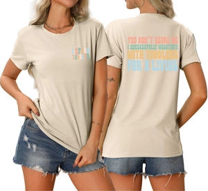 Vue détaillée avant et arrière du t-shirt beige avec slogan I Speak Toddler