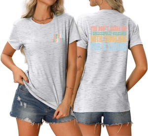 Détail du t-shirt gris en coton avec slogan I SPEAK TODDLER imprimé sur le devant