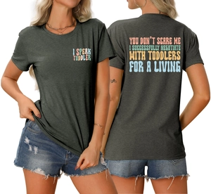 Détail d'un T-shirt en coton gris avec l'imprimé 'I SPEAK TODDLER' sur le devant et le dos