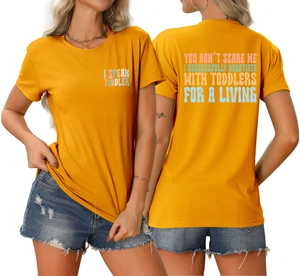 Vue avant et arrière du t-shirt orange en coton avec imprimé coloré ludique