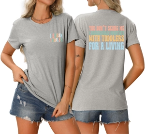 Détail de l'imprimé texte coloré sur t-shirt en coton gris pour un look décontracté