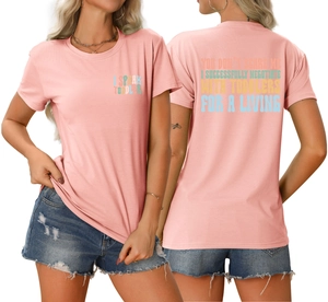 T-shirt rose en coton avec imprimé 'I SPEAK TODDLER' et slogan au dos sur modèle