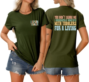 Détail de l'impression du texte humoristique sur le devant et le dos du t-shirt vert foncé