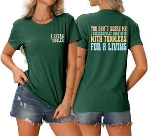 Détail recto-verso du t-shirt vert foncé avec slogans drôles sur les tout-petits
