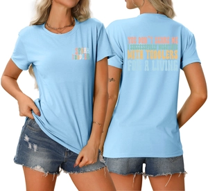 Détail du t-shirt bleu clair avec message humoristique sur le dos pour parents
