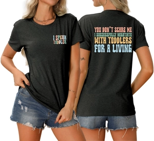 Détails avant et arrière du t-shirt noir en coton avec impression de texte colorée