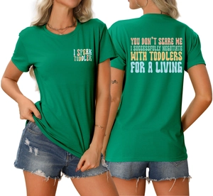 Détail du t-shirt vert en coton avec imprimé I SPEAK TODDLER et texte au dos