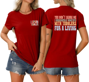 Détails avant et arrière d'un t-shirt rouge à col rond avec lettrage arc-en-ciel
