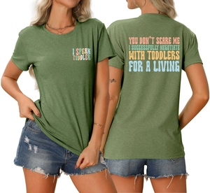 Vues avant et arrière du t-shirt vert armée avec texte I SPEAK TODDLER et short denim