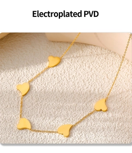 Detail von fünf goldenen Herzanhängern an einer Kette mit Electroplated PVD-Finish