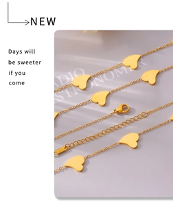 Makroaufnahme einer 18k Gold Herz Halskette mit K18 Punze und Karabinerverschluss